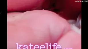 Симпатичная путана Katee показывает бритые дырочки