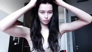 Черноволосая россиянка oksanafedorova не спешит раздеваться