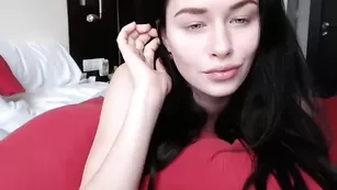 Черноволосая россиянка oksanafedorova не спешит раздеваться