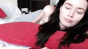 Черноволосая россиянка oksanafedorova не спешит раздеваться