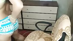 Обаятельная брюнетка kristelena позирует в нижнем белье