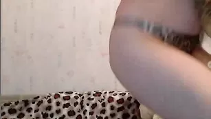 Зрелая красотка Ellie танцует стриптиз