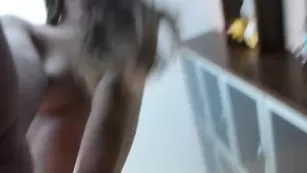 Темноволосая красавица Valery_21 мастурбирует бритую пизду