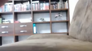 Темноволосая красавица Valery_21 мастурбирует бритую пизду