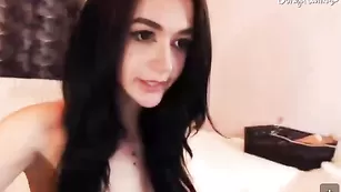 Милая брюнетка в чулках Wet_girl стонет и теребит клитор