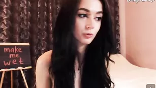 Милая брюнетка в чулках Wet_girl стонет и теребит клитор