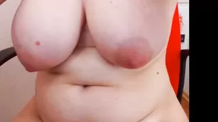 Грудастая толстуха nicolefoxy ласкает сосочки