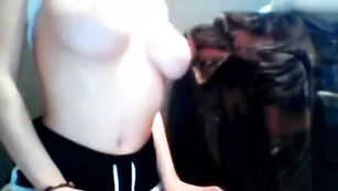 Порочная шлендра Pupi Zefiro показывает большие сиськи