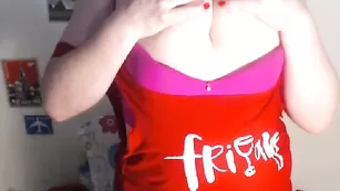 Похотливая брюнетка Barbysweet1 обнажает большие сиськи