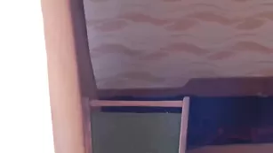 Строптивая малышка julie_cute показывает натуральные сиськи