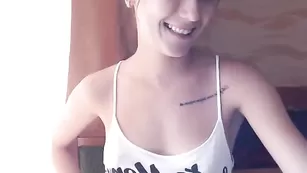 Строптивая малышка julie_cute показывает натуральные сиськи