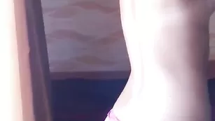 Строптивая малышка julie_cute показывает натуральные сиськи