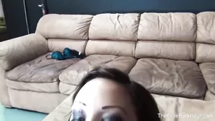 Худая брюнеточка глубоко отсасывает члены