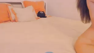 Сексуальная StripAlina эротично облизывает пальчик