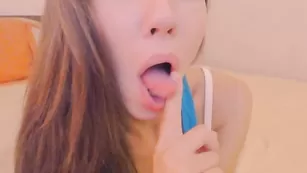 Сексуальная StripAlina эротично облизывает пальчик