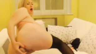 Горячая блондинка YourGoddess жарко долбится в попку