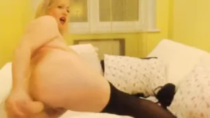 Горячая блондинка YourGoddess жарко долбится в попку