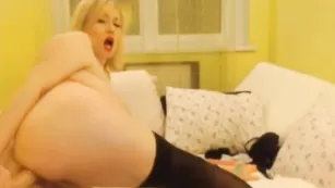 Горячая блондинка YourGoddess жарко долбится в попку