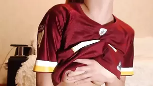 Рыженькая крошка evaangelina13 мастурбирует пизду вибратором