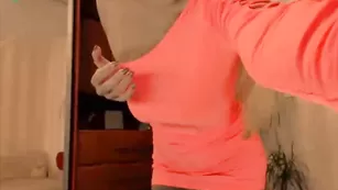 Русская сучка Алина танцует стриптиз