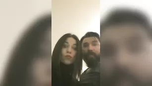 Привлекательная сучка дурачится во фри