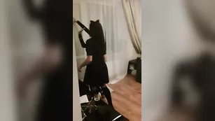 Привлекательная сучка дурачится во фри