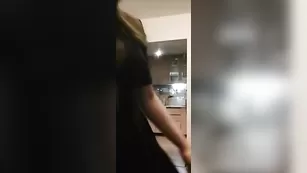 Привлекательная сучка дурачится во фри