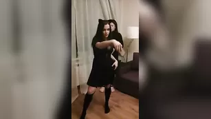 Привлекательная сучка дурачится во фри