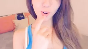 Очаровательная курва StripAlina облизывает пальчики