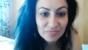 Жаркая брюнеточка Lolita_melly показывает красивые сиськи
