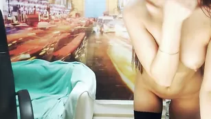 Пикантная сучка Nninaa ласкает натуральные сиськи
