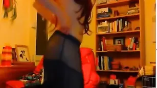 Treedweller рыжая телочка эротично раздевается