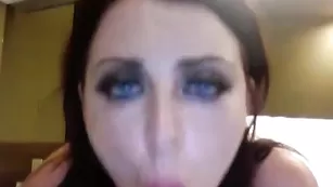 Пышногрудая брюнетка дрочит пизду страпоном