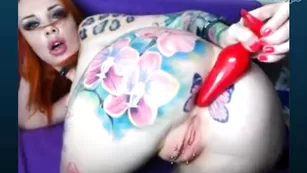 Рыжая шалав с тату MissFetish жестко дрочит очко