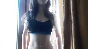 Очаровательная брюнетка julie_cute танцует стриптиз
