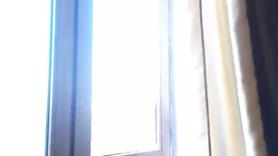Очаровательная брюнетка julie_cute танцует стриптиз