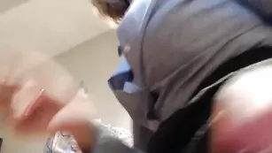 Похотливая дамочка вертит упругой жопой и дрочит пальчиками