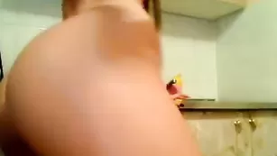 Горячая девочка Ukraineangel жестко дрючит свою киску