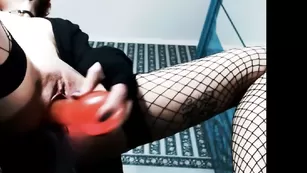 Красотка в чулках keokee дрочит пизду фаллосом