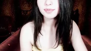 Аппетитная брюнетка Boobsberry обнажает сексуальное тело