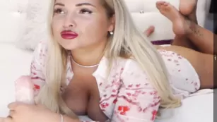 Симпатичная модель Ms_Dasha общается во фри