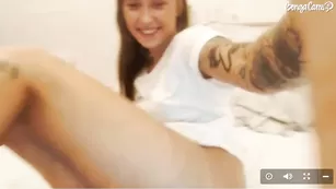 Похотливая сучка WebcamSlut трахает пизду фаллосом