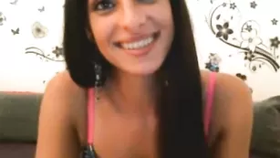 Аппетитная брюнетка Juliagoldxx ласкает красивые сиськи