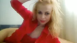 Сексуальная блондинка Lolla_xxx показывает бритую пизу