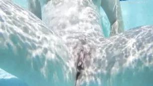 Крошка с огромными сиськами Ambercutie дрочит пизду в бассейне