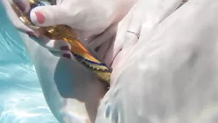 Крошка с огромными сиськами Ambercutie дрочит пизду в бассейне