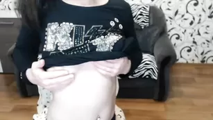 Пышногрудая бабенка Tutti_Frutti обнажает сексуальное тело