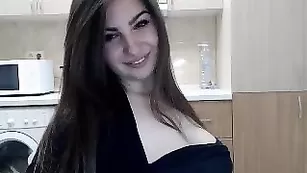 Роскошная леди Swarowskaya ласкает большие сиськи