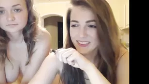 Смазливые дамы milly_xo ласкают сисечки
