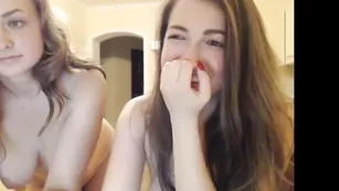 Смазливые дамы milly_xo ласкают сисечки